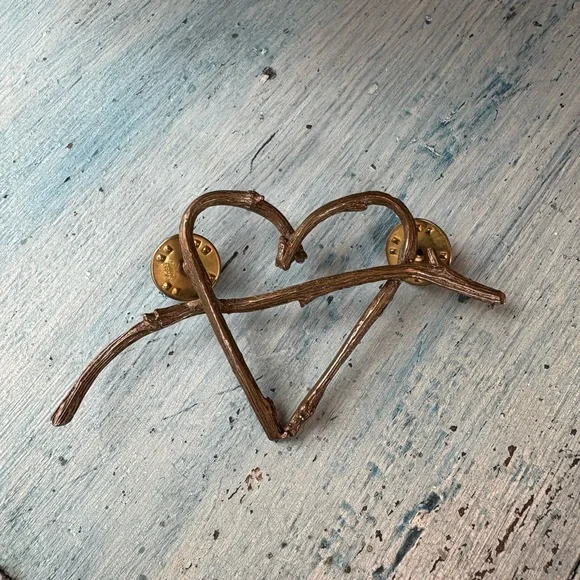 Antiqued brass grapevine-like rustic heart pin - Picture 4 of 8